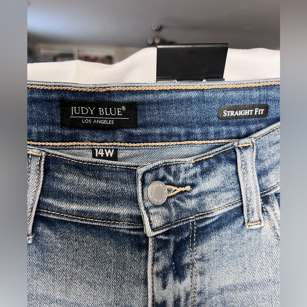 Judy Blue Light Wash Straight Fit Jeans - Picture 2 of 13